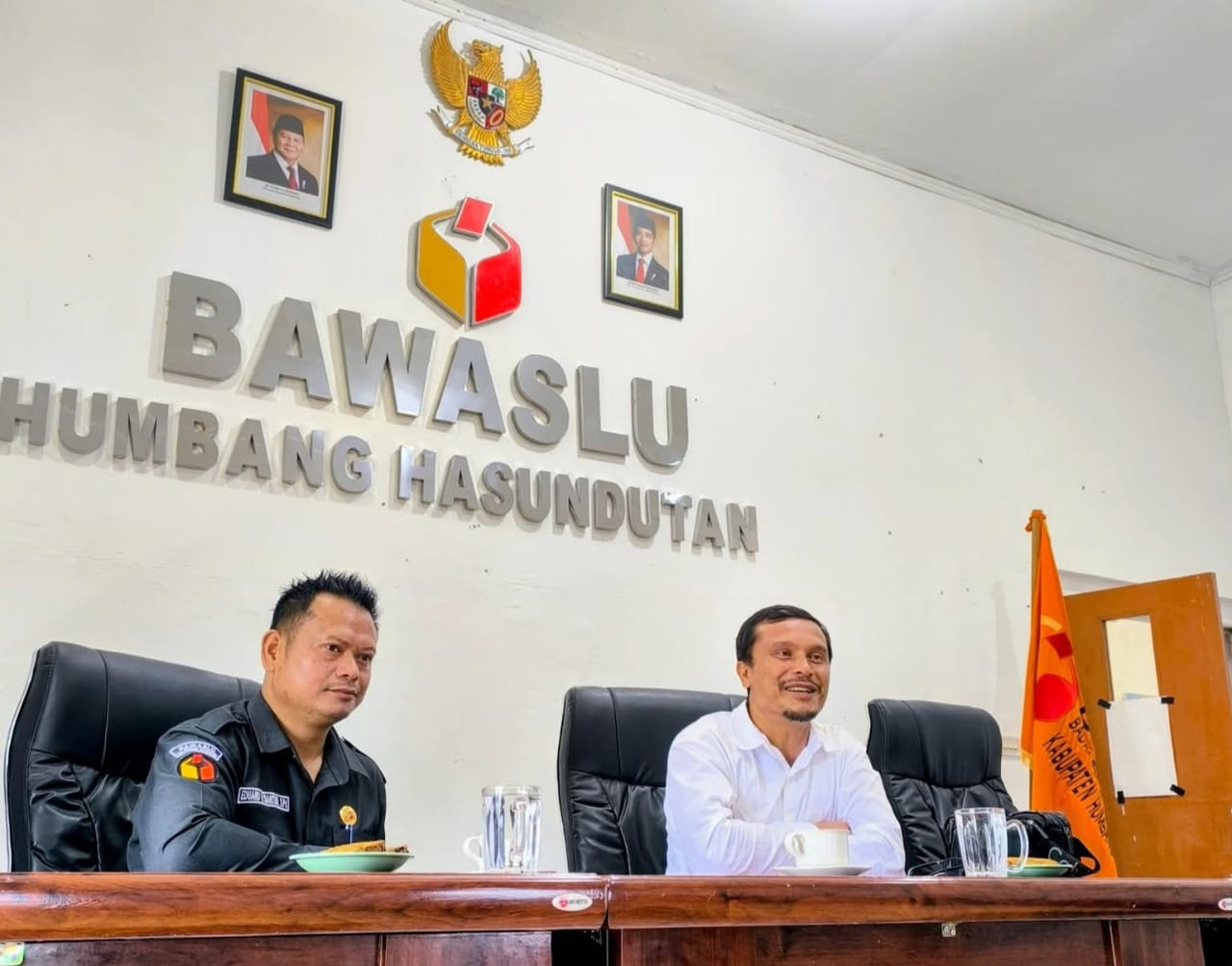 Ket Foto PIMPINAN Bawaslu Sumut, Saut Boangmanalu (kanan) Supervisi Penguatan Kelembagaan dan Kehumasan di Lingkungan Bawaslu Humbahas. (Dok). 