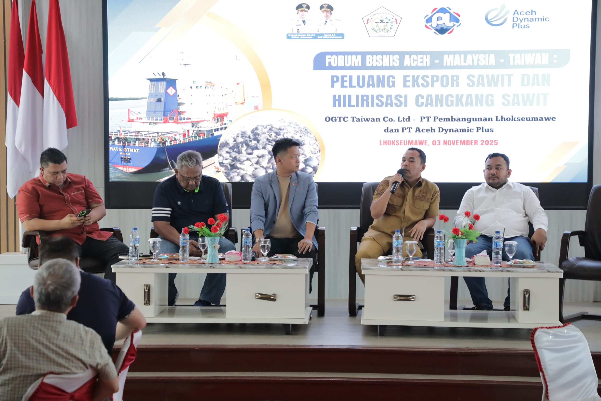 Teks dan foto : Wali Kota Lhokseumawe, Dr. Sayuti Abubakar, S.H., M.H menegaskan dirinya mendorong ekspor dan hilirisasi cangkang sawit melalui Forum Bisnis Aceh–Malaysia–Taiwan yang digelar di Aula Setdakota Lhokseumawe, Selasa (4/11). (Ist)