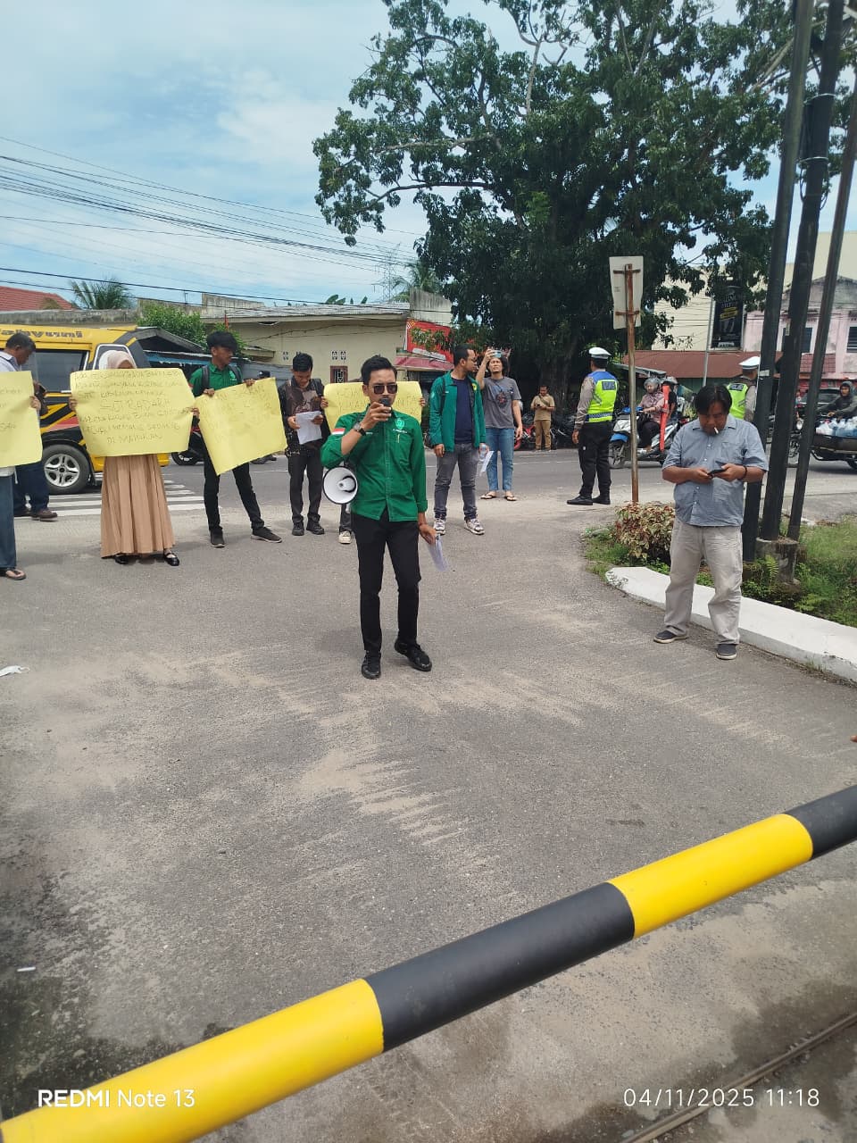 Teks foto : Oratoran Himmas Binjai saat Berunjuk rasa di Kantor Kejari Jalan T.Amir Hamzah Binjai. ( Berita Sore/ist)
