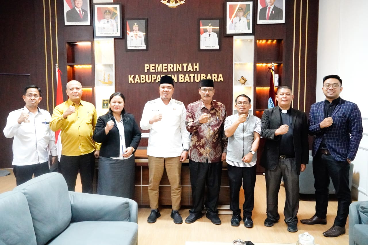 Teks fhoto Wakil Bupati Batubara, Syafrizal, SE., M.AP menyambut baik kunjungan silaturahmi Pengurus Persekutuan Gereja-Gereja Indonesia Daerah (PGID) Kabupaten Batubara di ruang kerjanya Kantor Bupati Batubara Limapuluh Rabu (5/11/2025). beritasore/alirsyah