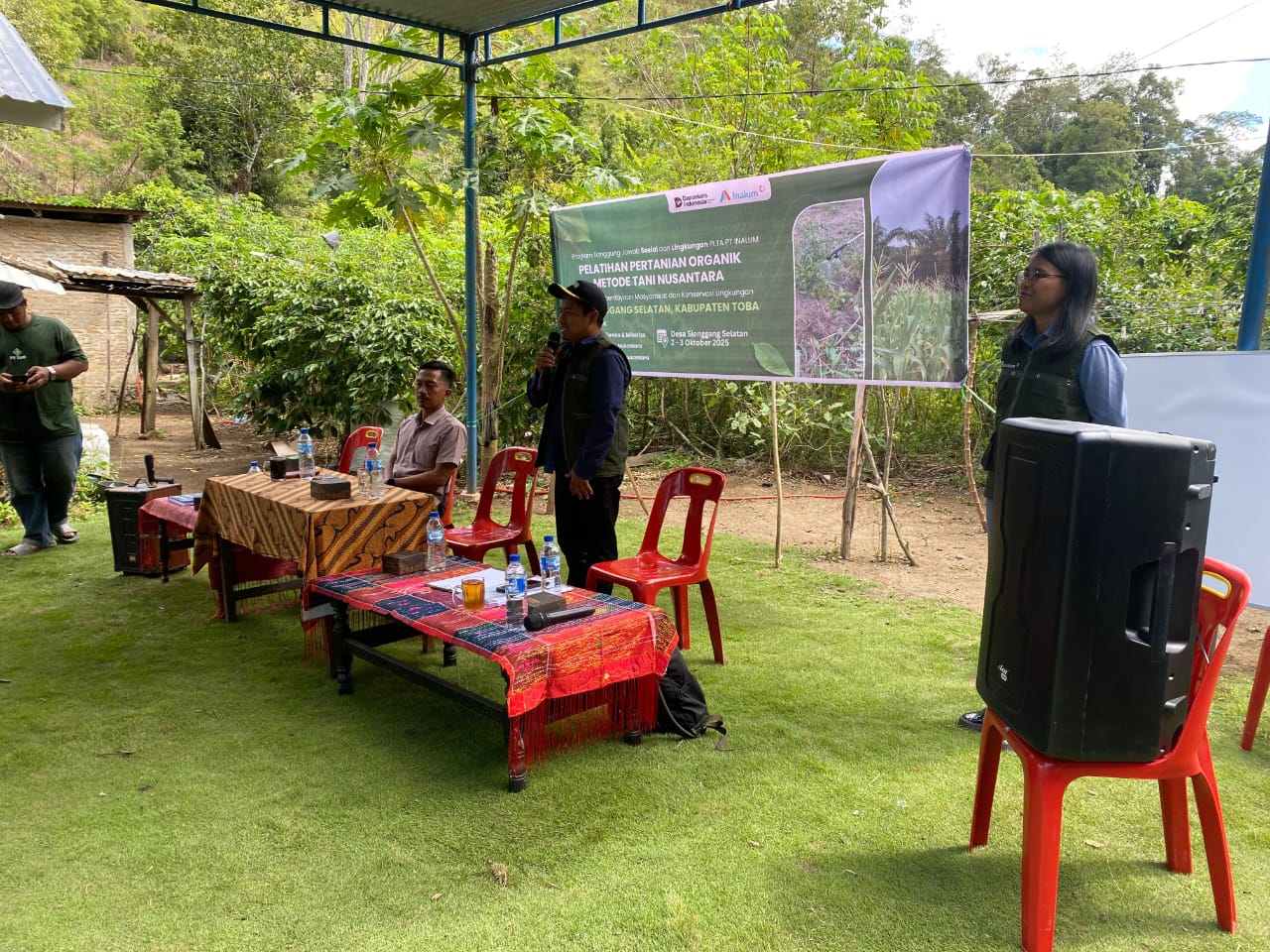 Teks fhoto Kepala Divisi Konservasi dan Penghijauan PT.INALSunarno A.Rakino melaksanakan pelatihan Metode Tani Nusantara pada 2–3 Oktober 2025 di Desa Sionggang Selatan Kabupaten Toba Rabu (5/11-2025).beritasore/alirsyah