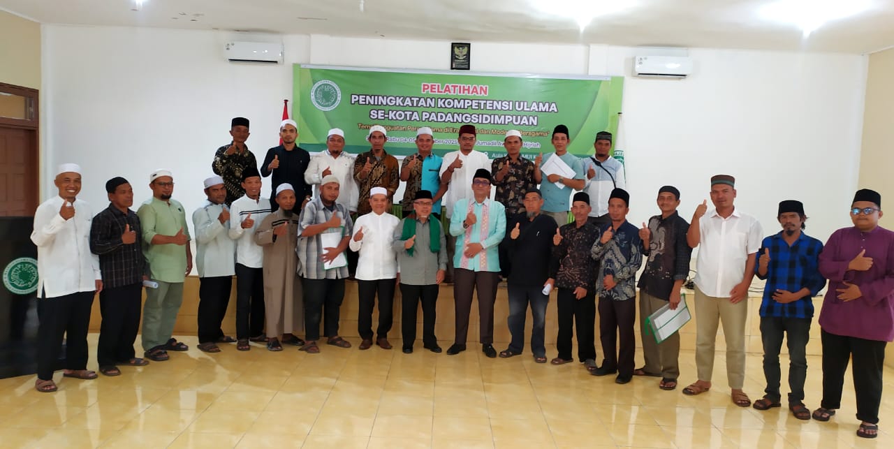 Ketua MUI Padangsidimpuan ustadz Drs.H.Zulfan Efendi Hasibuan MA (tengah), Bendahara MUI Padangsidimpuan H.Rawadi Daulay (7 kiri) dan Dr.Zulfadli Nasution MPd (7 kanan) foto bersama dengan peserta pelatihan peningkatan kompetensi ulama di Aula Kantor MUI Padangsidimpuan, Rabu (5/11/2025). Ist