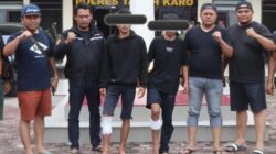 Petugas Satreskrim diabadikan saat mengapit para pelaku pembunuhan di halaman Mapolres Karo. (ist).