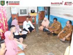 Camat Rahuning Sambangi Afsyiru Ishak Penderita Lutut Kaki Bengkak