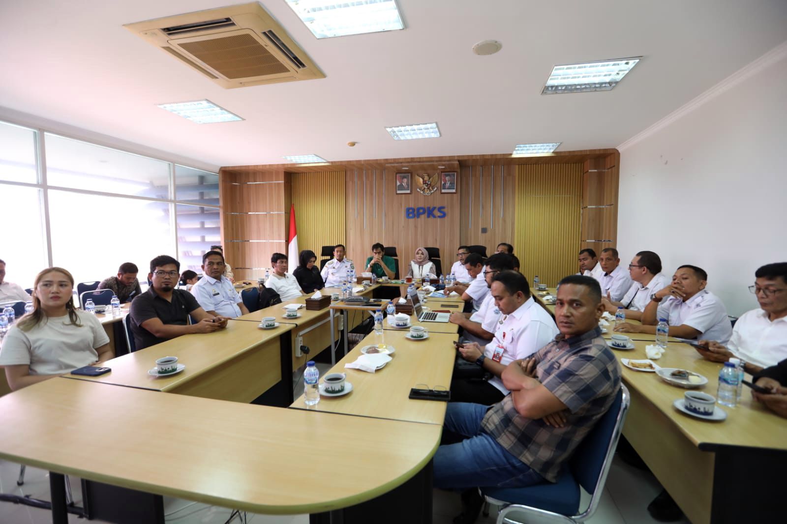 Teks Foto : Tampak dalam gambar Gubernur Aceh, Muzakir Manaf (mualem) baju hijau dalam acara pertemuan dengan calon investor dari Malaysia di Ruang Meeting BPKS. (Ist)