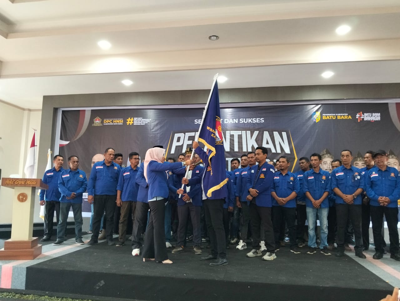 Teks fhoto Ketua DPD HNSI Provinsi Sumatera Utara Azlinda Nailufari Hutagalung S.PI resmi melantik Nanda Athasi S.ST,Pi,MM Ketua terpilih DPC HNSI Kabupaten Batubara masa Khidmat 2025-2029 di Ballroom Hotel Grand Malaka Batubara Kamis (6/11-2025).beritasore/ alirsyah