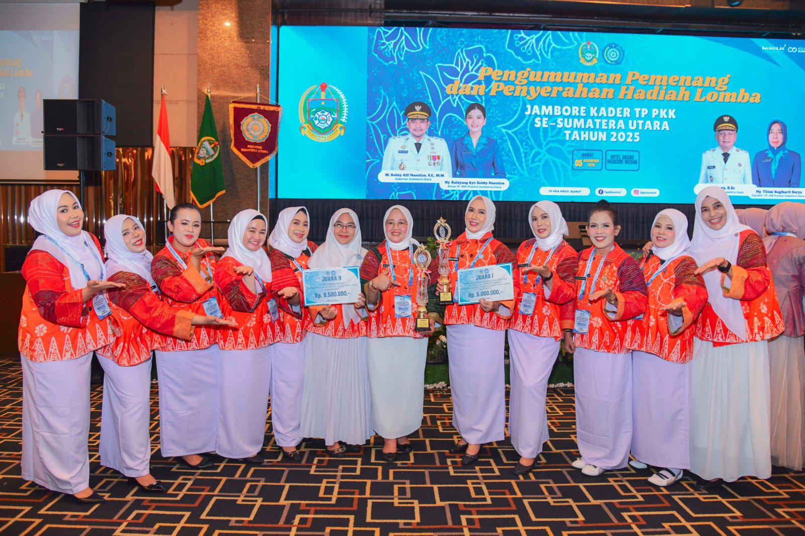 Teks fhoto TP PKK Batubara raih Prestasi HKG PKK Provinsi Sumut 2025 di Ballroom Hotel Grand Mercure, Jalan Sutomo No.1 Medan Kamis (6/11/2025).beritasore/ alirsyah