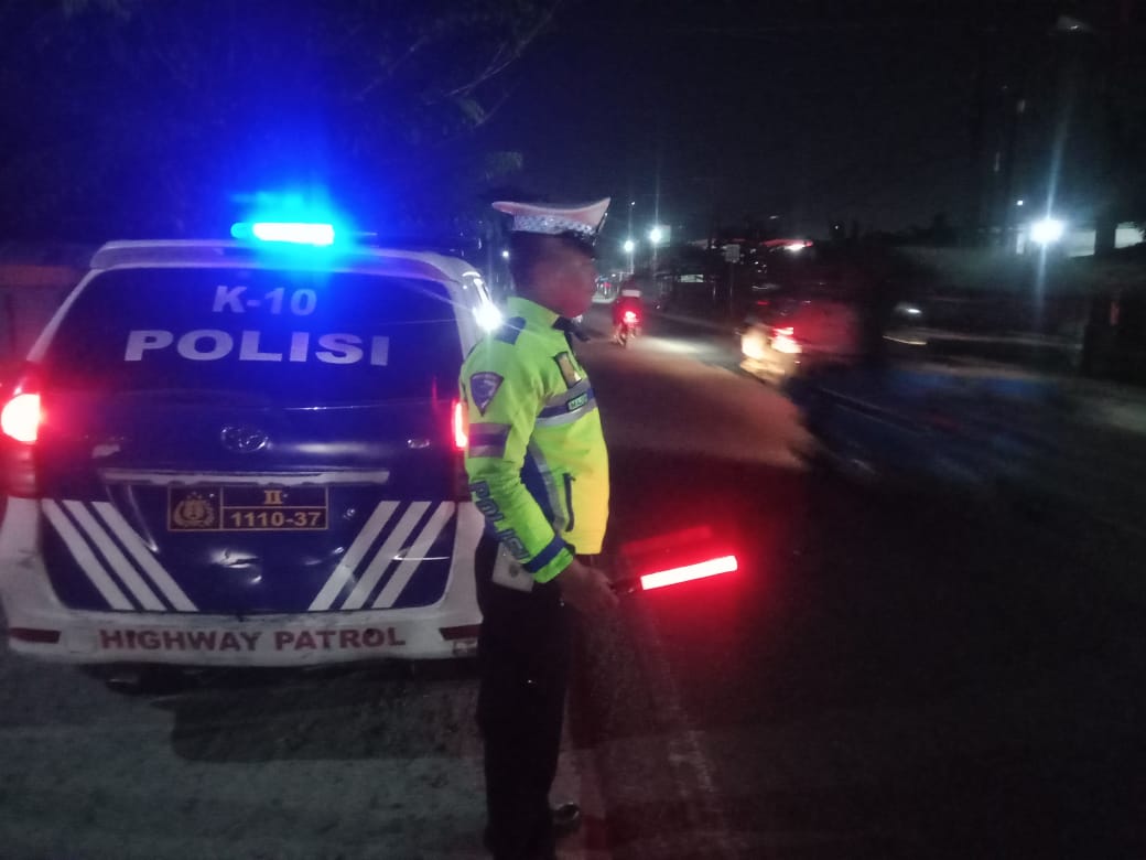Teks fhoto Giat Patroli Blue Light 8 Personil Satlantas Polres Batubara diterjunkan di lokasi rawan macet dan rawan laka guna antisipasi gangguan kamseltibcarlantas di wilkum Polres Batubara Kamis (6/11-2025) malam.beritasore/alirsyah