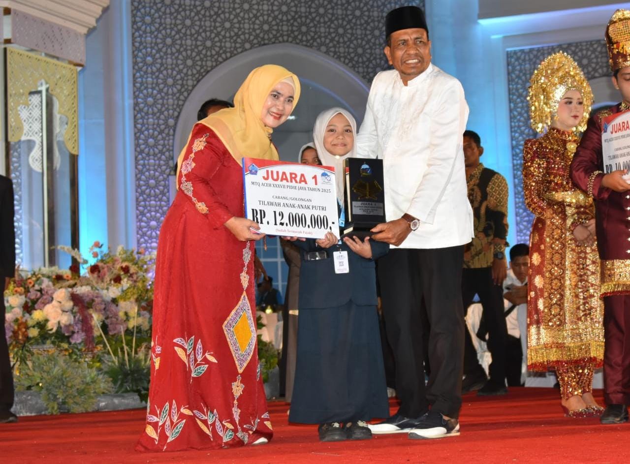 Teks Foto: Kafilah Kota Langsa Sakhiya Aufa berhasil merebut Juara 1 pada Cabang Tilawah Al-Qur'an Golongan Tilawah Anak-anak putri, Jumat (7/11) malam. (Ist). 
