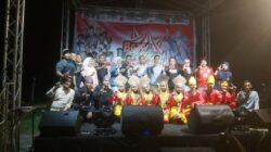 Teks Foto Senior Supervisor PT KPI RU II Area P.Brandan R Cepih HN foto bersama usai acara pentas Seni Bazaar Langkat Fest di Lapangan Basket Petrolia Pertamina RU II P.Brandan, Jumat (7/11/25).