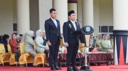 Putra Mahkota Alam Hasibuan SE mengajak untuk meneladani perjuangan para pahlawan pada Peringati hari Pahlawan 2025 di halaman Kantor Bupati Palas, Senin (10/11) (Berita/Ist)