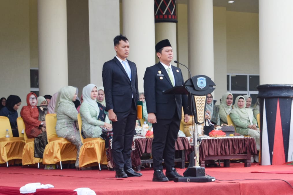 Putra Mahkota Alam Hasibuan SE mengajak untuk meneladani perjuangan para pahlawan pada Peringati hari Pahlawan 2025 di halaman Kantor Bupati Palas, Senin (10/11) (Berita/Ist)