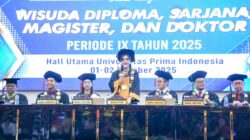Teks foto: Rektor UNPRI Prof. Dr. Chrismis Novalinda Ginting, M.Kes memimpin prosesi wisuda lulusan program Diploma, Sarjana, Magister, hingga Doktor.