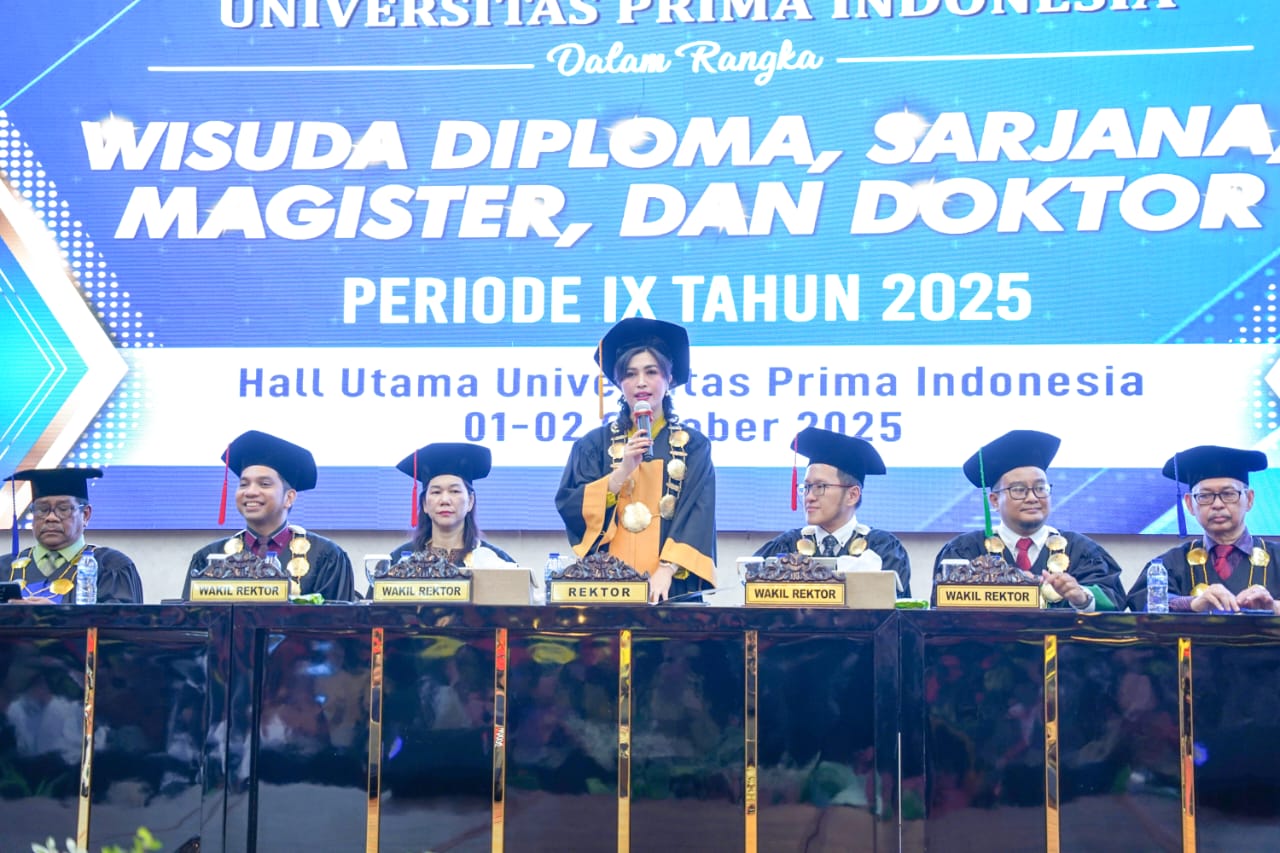 Teks foto: Rektor UNPRI Prof. Dr. Chrismis Novalinda Ginting, M.Kes memimpin prosesi wisuda lulusan program Diploma, Sarjana, Magister, hingga Doktor.