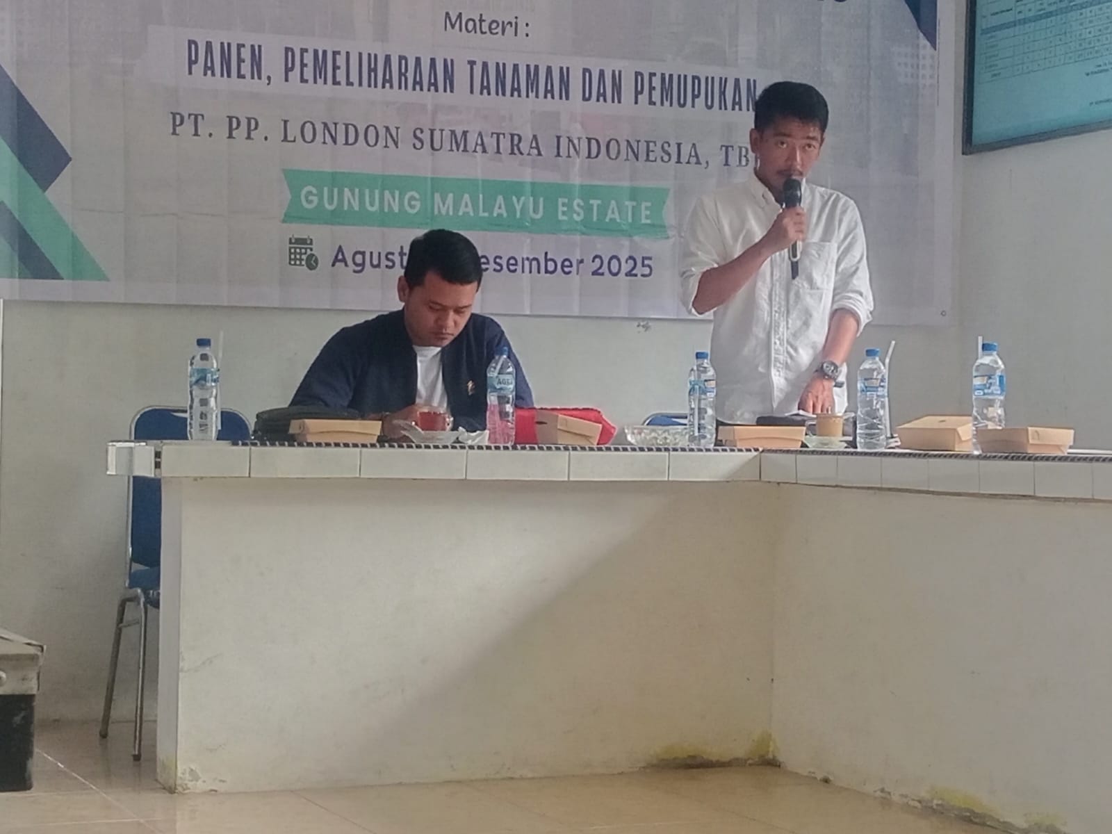 Anggota DPRD Asahan dan Askep Unit II PT. PP Lonsum Gunung Melayu Estetate