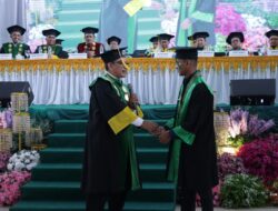 Lulusan Terbaik, Rizal Efendi Dapat Uang Tunai Dari Rektor IAIN Langsa