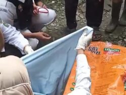 Bayi Diduga Baru Dilahirkan Dibuang Di Pinggir Jalan