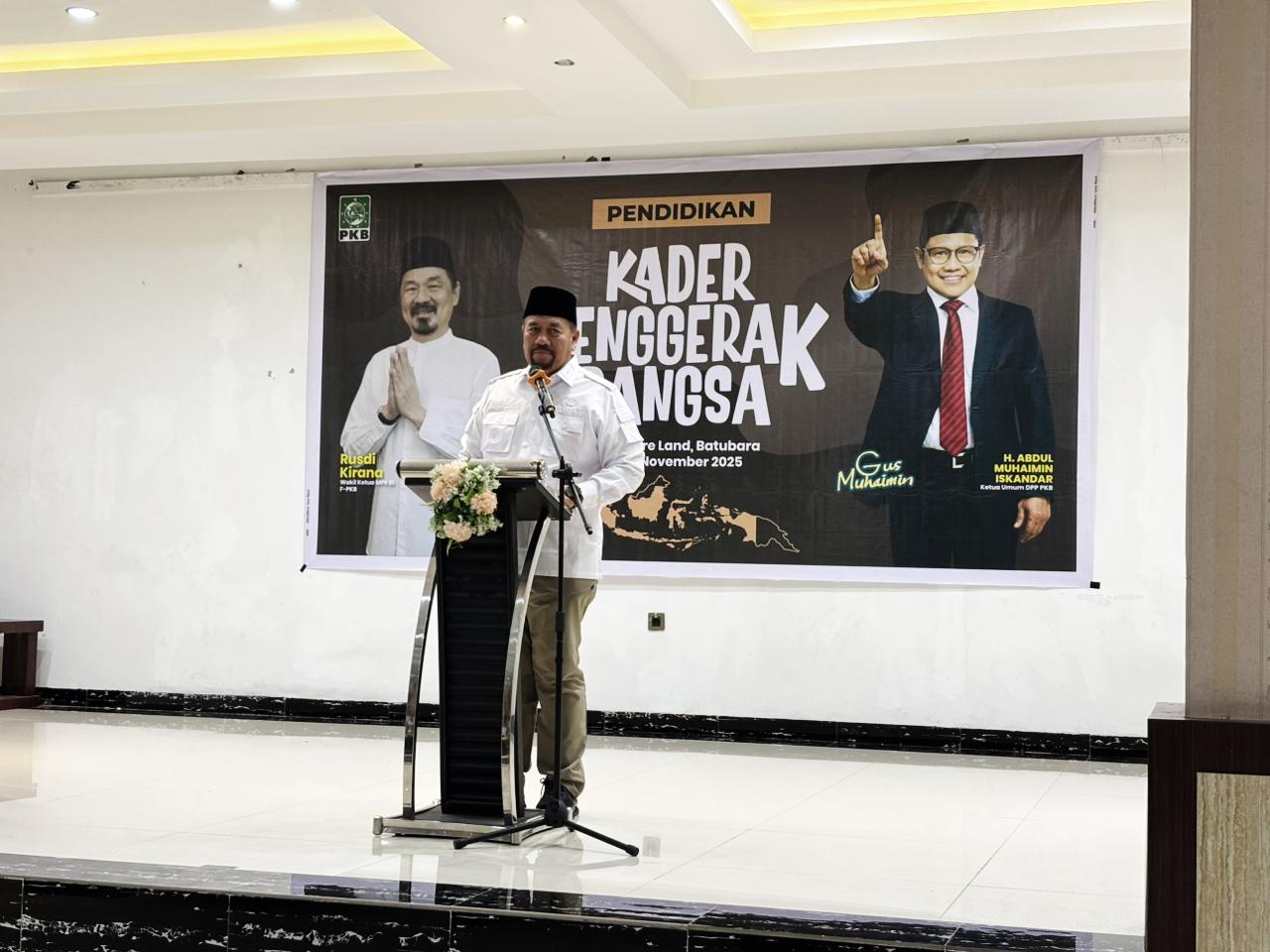 Teks fhoto Bupati Batubara H.Baharuddin Siagian SH., M.Si secara resmi membuka kegiatan Pendidikan Kader Penggerak Bangsa (PKPB) Dapil Sumatera Utara III di Singapore Land, Kecamatan Sei Balai Jum'at (21/11-2025).beritasore/alirsyah