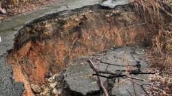 Ruas jalan dari Kota Telukdalam menunju Kecamatan Onolalu, Kabupaten Nias Selatan terancam putus akibat longsor, Senin (24/11). (Ist).