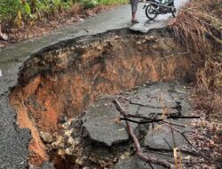 Akibat Longsor, Akses Jalan Dari Teluk Dalam Menuju Kecamatan Onolalu Terancam Putus