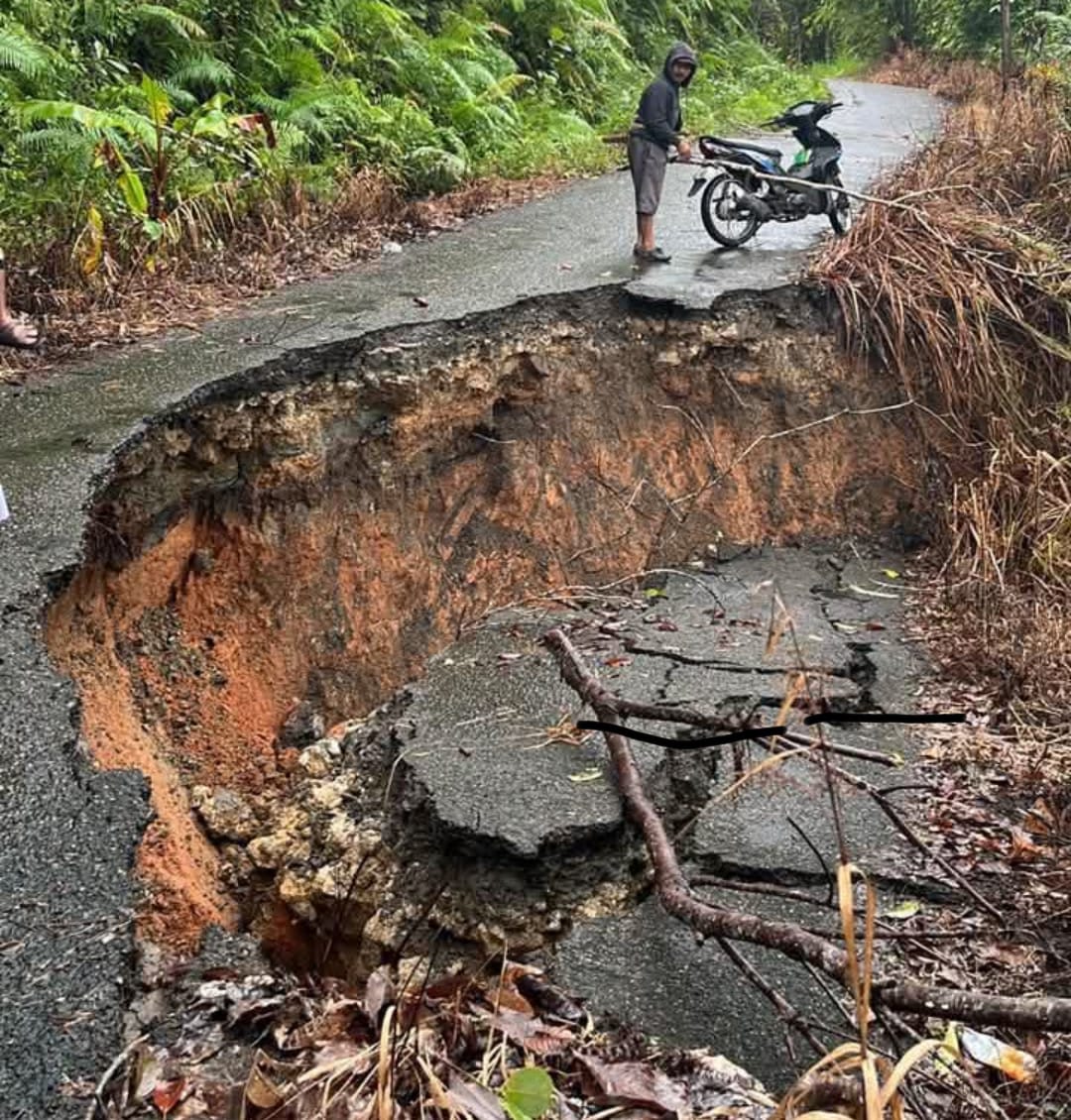 Ruas jalan dari Kota Telukdalam menunju Kecamatan Onolalu, Kabupaten Nias Selatan terancam putus akibat longsor, Senin (24/11). (Ist). 