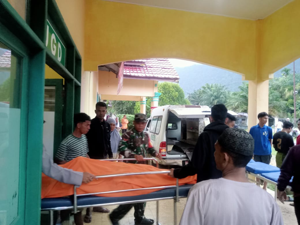 Korban saat dibawa ke puskesmas Kecamatan Simpang Jernih, Senin (24/11).(ist). 