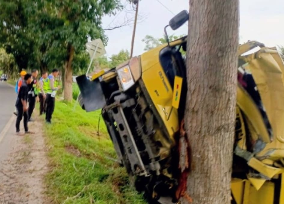 Teks fhoto Truk Colt Diesel Tabrak Pohon 1 meninggal Senin (24/11/2025).beritasore/ alirsyah