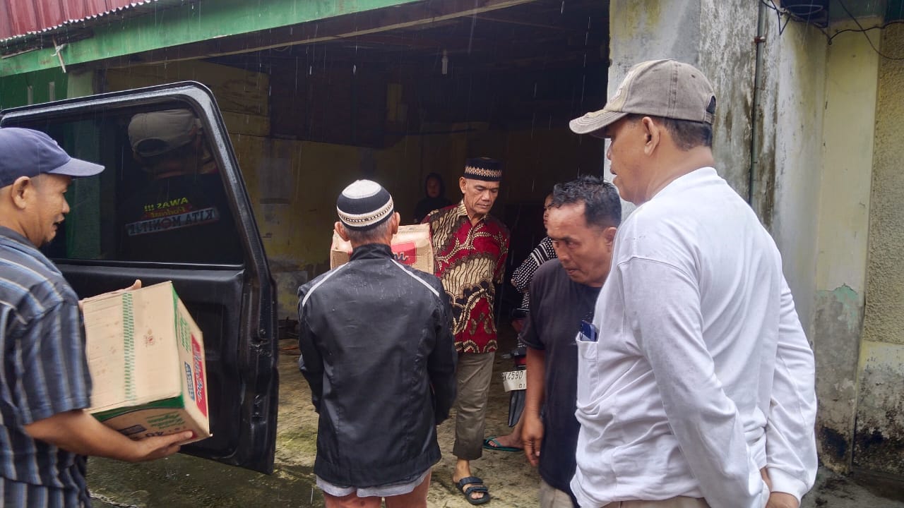 Teks foto : Anggota DPRD Sumut HM Yusuf,SH,M.Hum saat memberikan bantuan kepada msyarakat terkena musibah banjir. ( Berita Sore/ist)