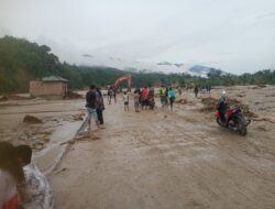 Rata : Pemukiman warga Kute Bener Bepapah Kecamatan Ketambe ,tampak rumah warga rata dengan tanah, akibat luapan sungai DAS Lawe Alas.Pada Kamis dini hari (27/11), mengakibatkan puluhan KK kehilangan tempat tinggal.Gambar di Abadikan Jum'at pagi (28/11).Berita Sore/Husaini Amin