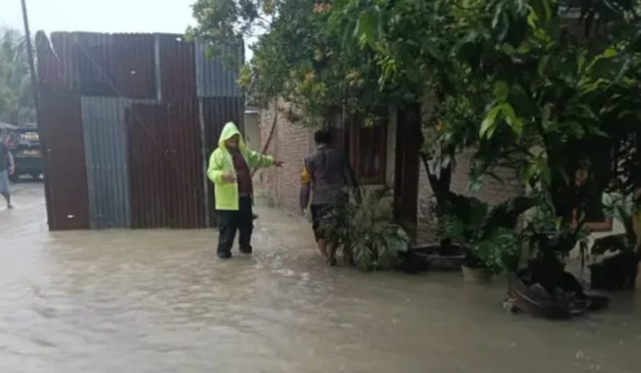 Teks fhoto Kapolres Batubara AKBP Doly Nelson H.H Nainggolan SH,MH mengintruksikan langsung Personil melakukan pemantauan debit air sungai dipermikiman warga Kamis (27/11/2025). beritasore/alirsyah