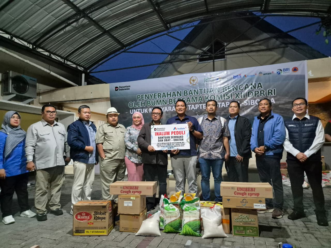 Teks fhoto INALUM bersama Komisi XII DPR RI dan BUMN salurkan bantuan korban banjir yang melanda beberapa wilayah di Provinsi Sumatera Utara Kamis (27/11-2025).beritasore/alirsyah