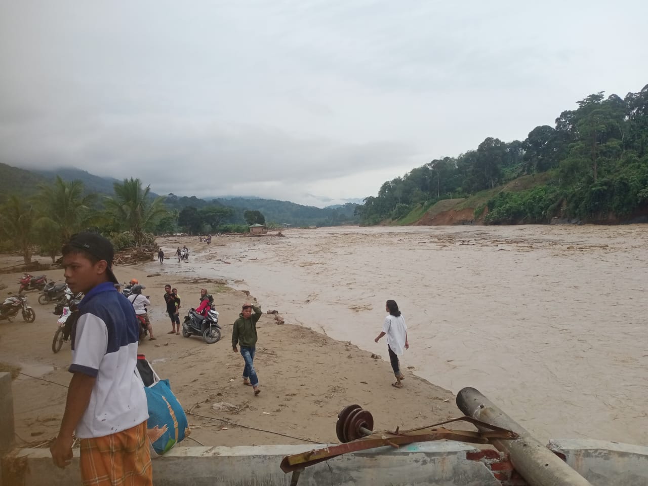 Tampak sejumlah warga Kabupaten Aceh Tenggara dari luar wilayah kecamatan Ketambe, tengah berjalan kaki, menembus lokasi banjir, di daerah Kute Bener Bepapah menuju Kute Lawe penanggalan , salah satu Kute yang terdampak banjir bandang , mengakibatkan 7 Korban jiwa, 4 dinyatakan masih dalam pencarian. Gambar diabadikan (29/11) Berita Sore/Husaini Amin
