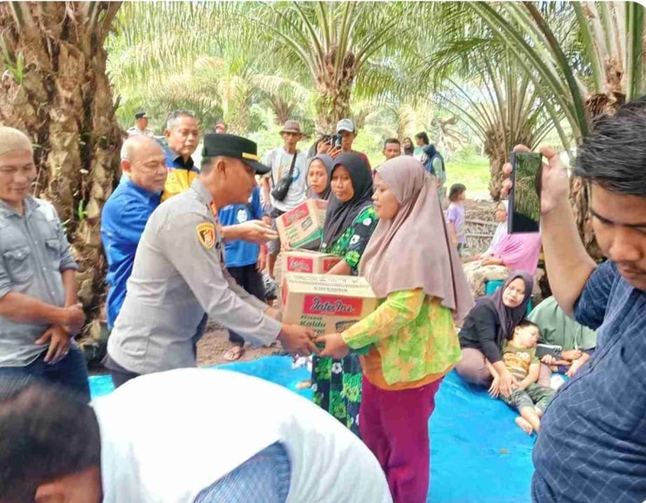Teks fhoto Kapolsek Indarpura AKP Reynold Silalahi SH  berikan Bansos korban banjir Sabtu (29/11-2025).beritasore/ alirsyah