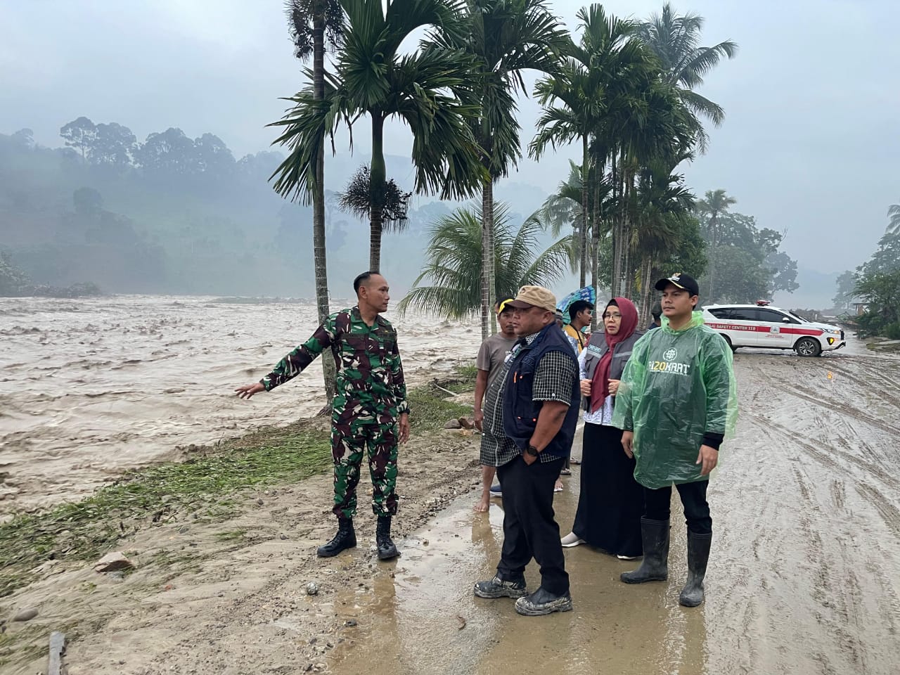Memantau : Tampak Kepala Wilayah Kecamatan Ketambe mendampingi Sekertaris Daerah (Sekda) Kabupaten Aceh Tenggara dan Kasdim 0108 .Tengah memantau kondisi Kute Bener Bepapah pada Kamis lalu (27/11) salah satu Kute terdampak alami kerusakan sangat parah. Berita Sore /Husaini Amin