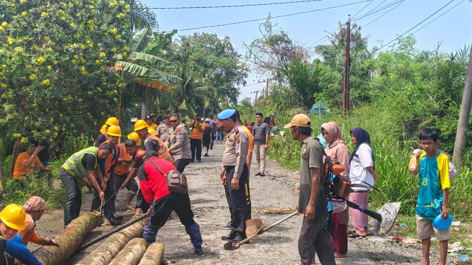 Teks fhoto Waka Polres Batubara KOMPOL Imam Alriyuddin, SH,MH turun langsung meninjau lokasi banjir di Desa Nenassiam Kecamatan Medang Deras  Sabtu (29/11-2025).beritasore/alirsyah