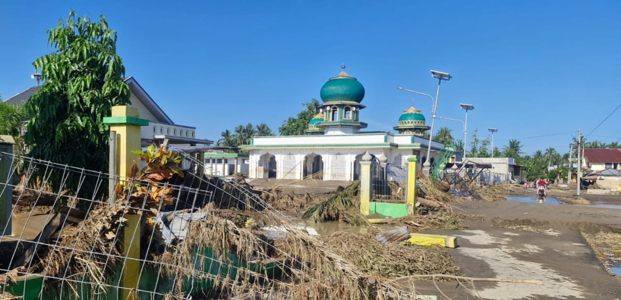 Teks Foto Tampak sebuah Mesjid di Gampong Cot Ara, masih berdiri walaupun dihantam oleh banjir yang dasyat Sabtu, (29/11), Foto: Fauzan