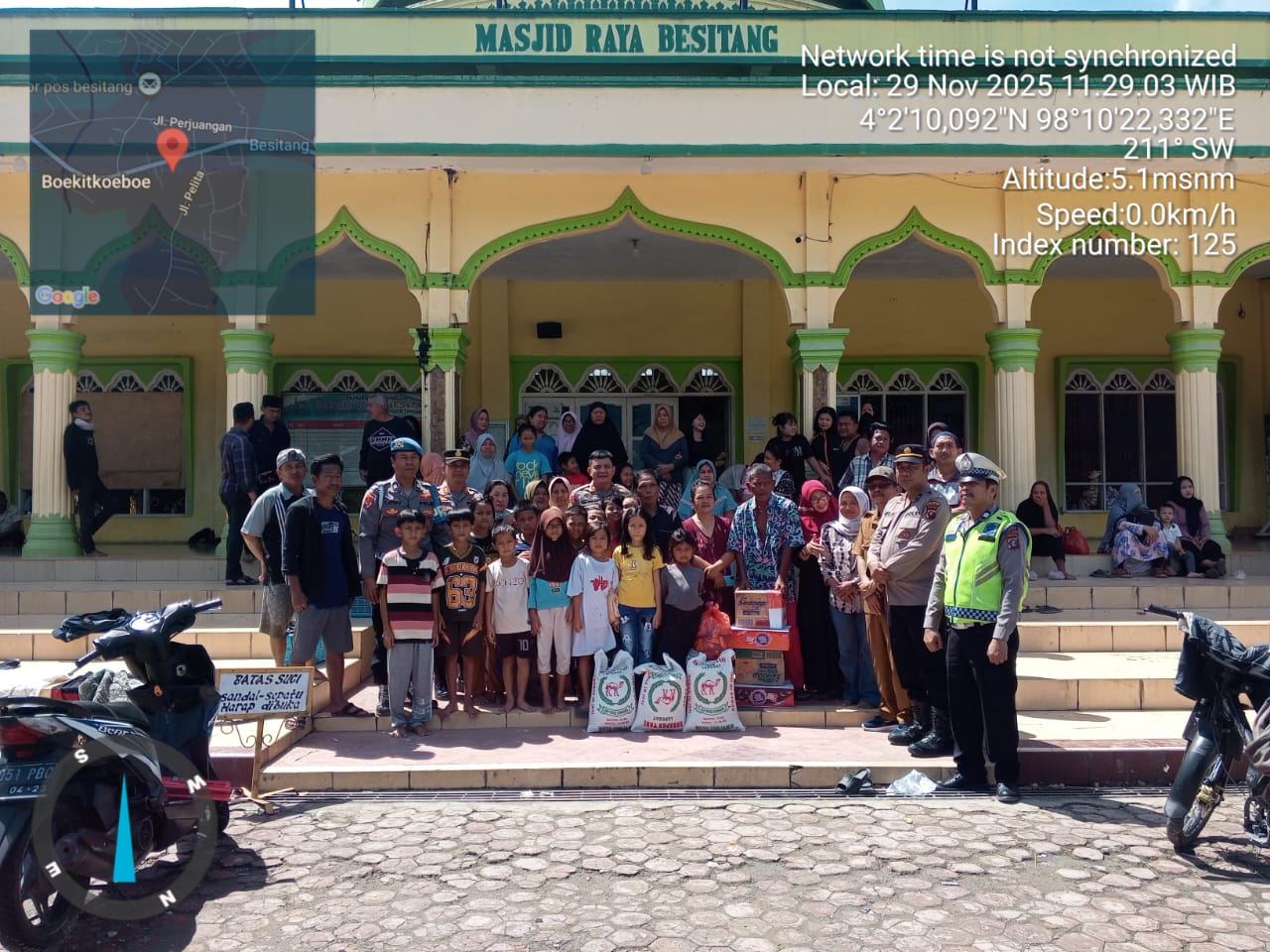 Teks Foto Pengungsi Banjir Di Masjid Raya Besitang terima bansos, Sabtu (29/11/25). Berita Sure/ist.