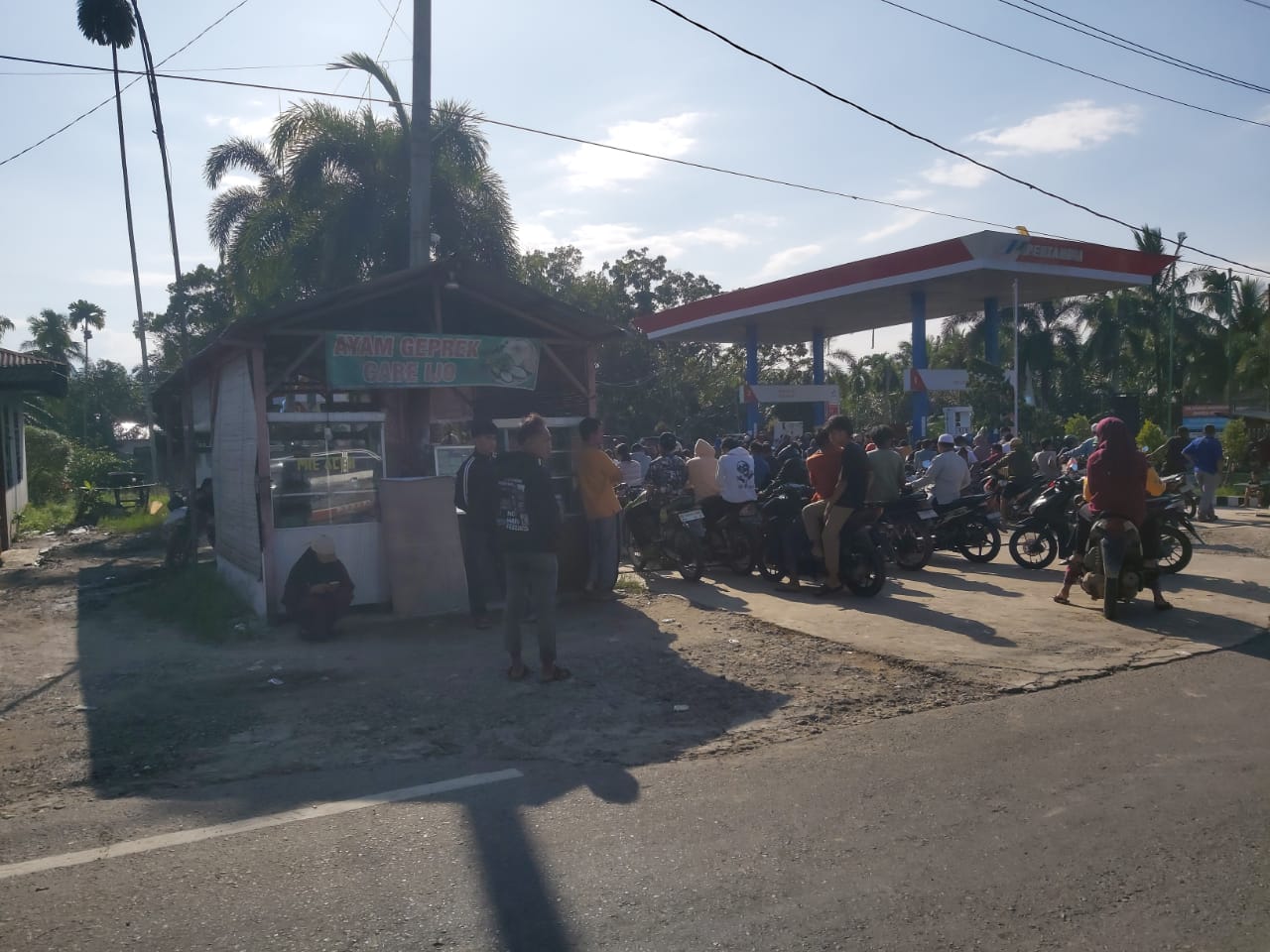 Pengendara antri panjang saat inigin mengisi BBM di SPBU Simpang P.Susu Kecamatan Brandan Barat, Sabtu(29/11/25). Berita Sore/Boy Aprizal. 