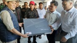 Tampak gambar: Wagub Aceh Fadhullah tiba di Kabupaten Gayo Lues dan Menyerahkan bantuan Satelite Starlink ke Bank BSI.(Muhammad Iqbal/berita) ‎