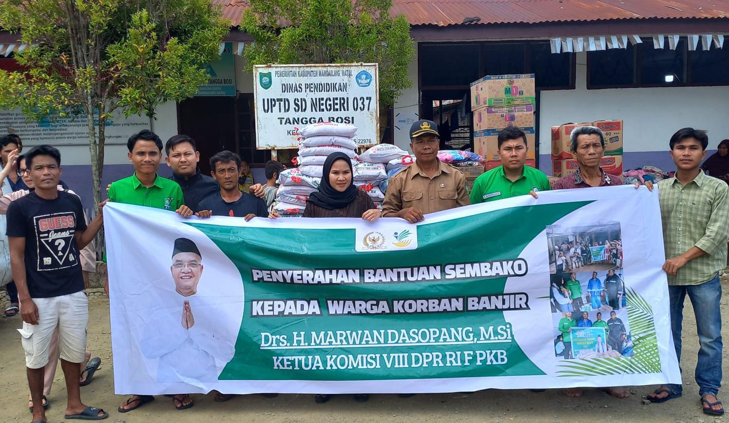 Keterangan Gambar: Tim Marwan Dasopang menyerahkan bantuan sembako ke masyarakat Madina korban terdampak banjir, Senin (1/12) (Berita/Ist)