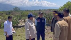 Presiden RI Prabowo Subianto didampingi Seskab, Mensesneg dan Menteri PUPR, mensos, Kepala dan Deputi Rehab Rekon BNPB Pusat , tengah berdialog dengan Bupati Agara HM Salim Fakhry, terkait ambruknya 4 jembatan, rangka baja dan kerusakan jalan akibat bencana Banjir.Senin (01/12) Berita Sore/Husaini Amin