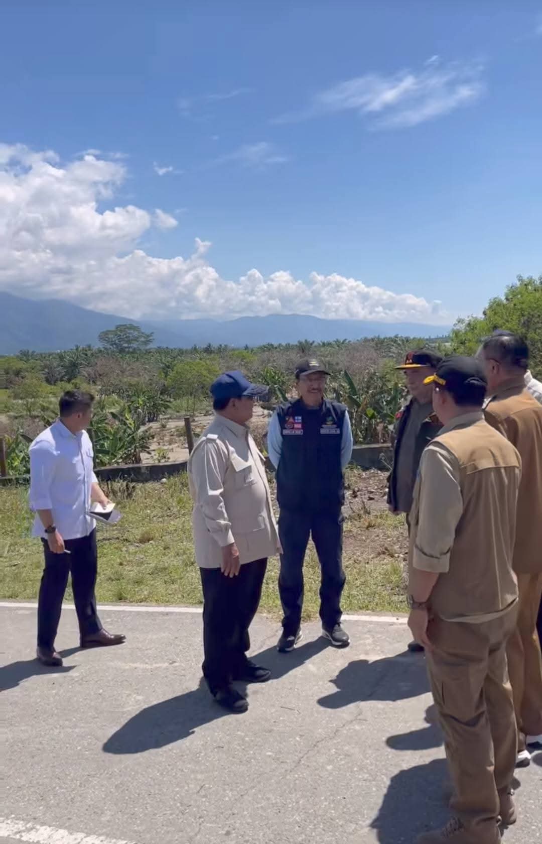 Presiden RI Prabowo Subianto didampingi Seskab, Mensesneg dan Menteri PUPR, mensos, Kepala dan Deputi Rehab Rekon BNPB Pusat , tengah berdialog dengan Bupati Agara HM Salim Fakhry, terkait ambruknya 4 jembatan, rangka baja dan kerusakan jalan akibat bencana Banjir.Senin (01/12) Berita Sore/Husaini Amin