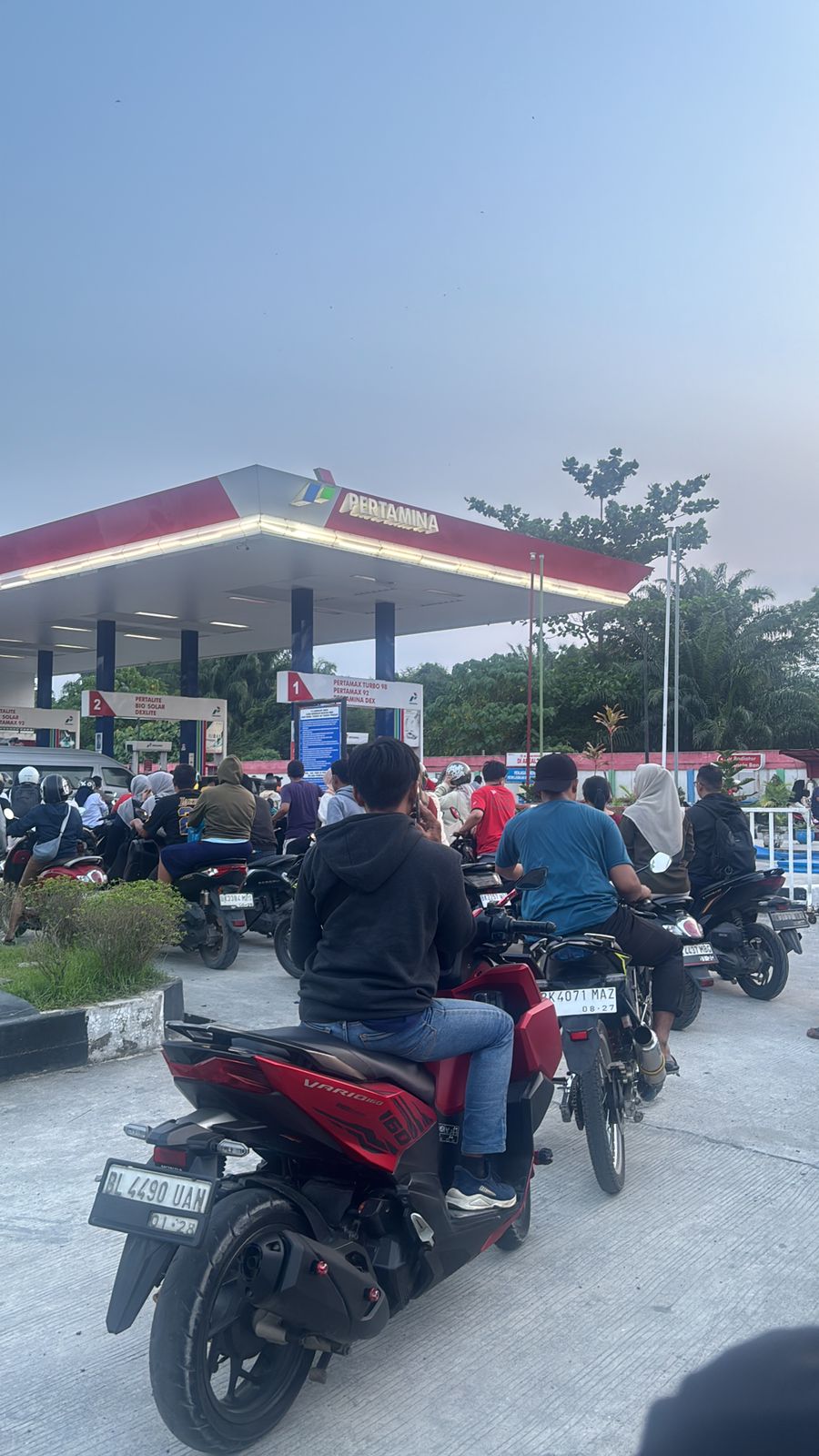 Teks. Antrean panjang di SPBU Bandara Internasional Kualanamu untuk mendapatkan bahan bakar minyak. Ist