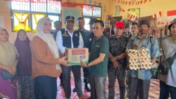 Tampak gambar: Ibu Marlina Muzakir menyerahkan bantuan kepada Masyarakat Desa Palok kecamatan Blangkejeren.(Muhammad Iqbal/berita)