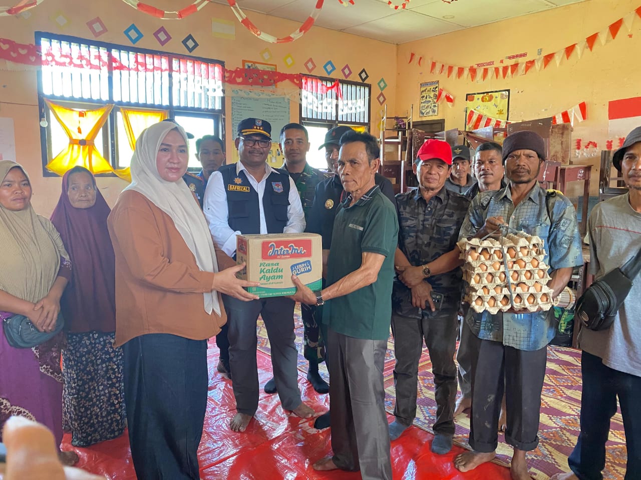 Tampak gambar: Ibu Marlina Muzakir menyerahkan bantuan kepada Masyarakat Desa Palok kecamatan Blangkejeren.(Muhammad Iqbal/berita)