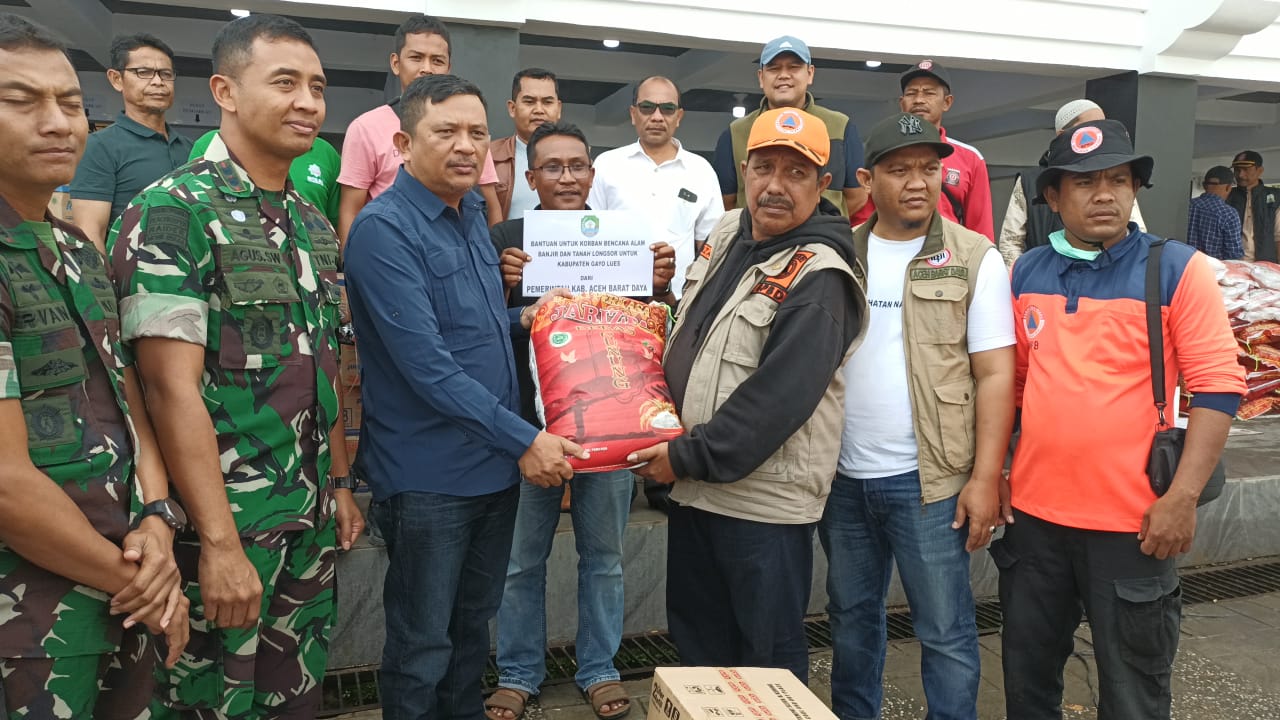 Bupati Gayo Lues menerima langsung Bantuan dari Pemerintah Aceh Barat Daya.(Muhammad Iqbal/berita)