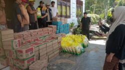 Wakil Ketua DPRAceh H Ali Basrah (Golkar)didampingi H Hatta Bulkaini (Nasdem), Yahdi Hasan, (Partai Aceh) Samsuardi dan Bobby Anggota DPRK Agara (Golkar), tengah menyerahkan bantuan kepada Kepala Wilayah Kecamatan Ketambe Miftahul Khairi di Loby Kantor Camat setempat. Selasa (02/12) Berita Sore/Husaini Amin