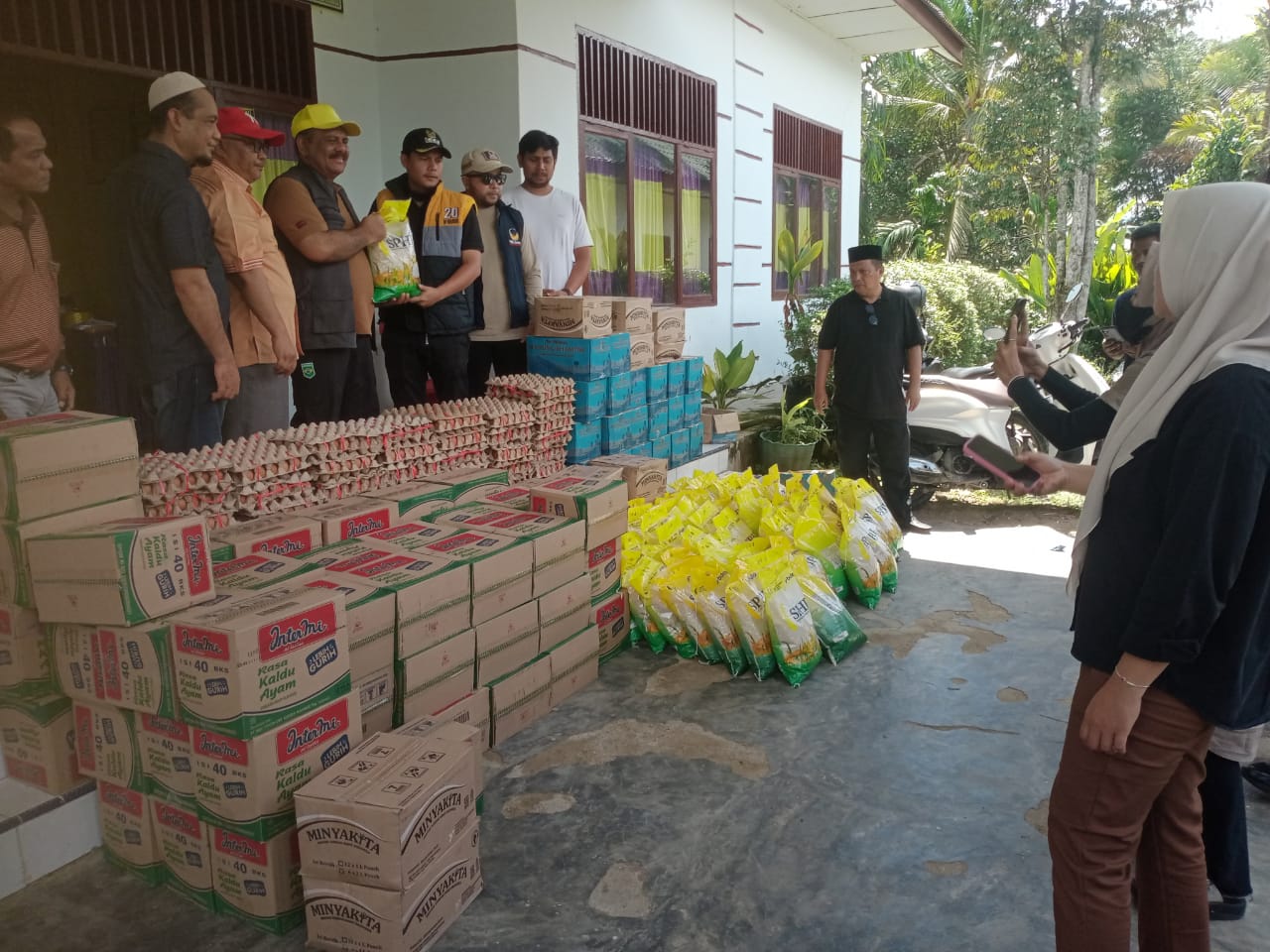 Wakil Ketua DPRAceh H Ali Basrah (Golkar)didampingi H Hatta Bulkaini (Nasdem), Yahdi Hasan, (Partai Aceh) Samsuardi dan Bobby Anggota DPRK Agara (Golkar), tengah menyerahkan bantuan kepada Kepala Wilayah Kecamatan Ketambe Miftahul Khairi di Loby Kantor Camat setempat. Selasa (02/12) Berita Sore/Husaini Amin