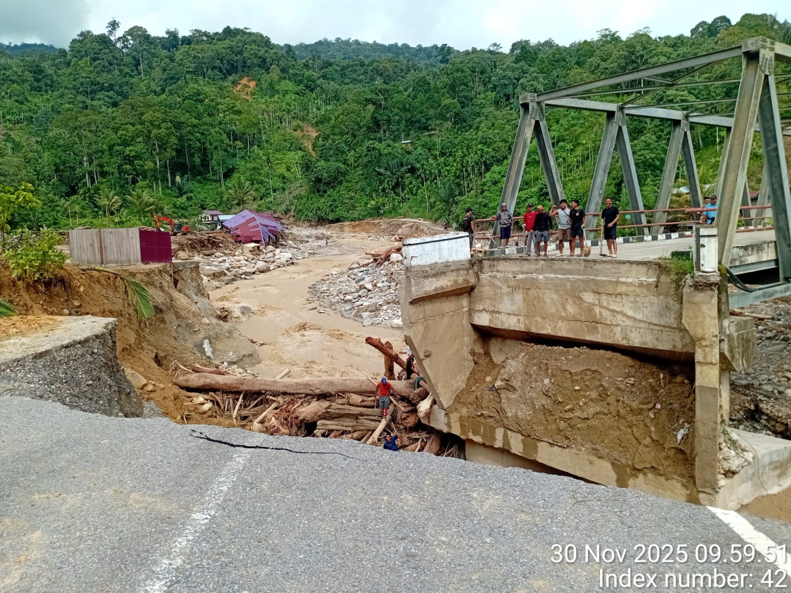 Tampak gambar jembatan Pintu Rime Kecamatan Pining(Muhammad Iqbal/berita)