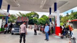 Teks foto:Personil Polsek Pantai Cermin, Serdang Bedagai, melakukan pengawasan di saat pendistribusian BBM di SPBU 14.205.177 di Desa Cilawan, Pantai Cermin, Rabu, 3 Desember 2025.(Beritasore-Azwen)